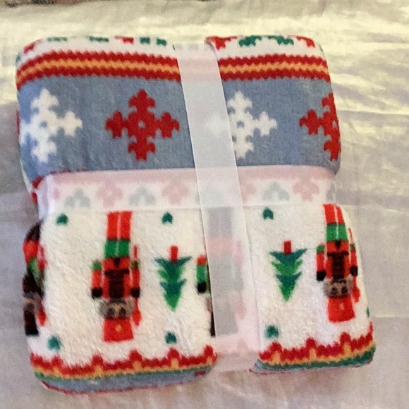 🎄NWT Holiday Soft Fun Oversized Plush Throw 
Brand New With Tags 50 “ X 60 “ 🎄 - Picture 5 of 8